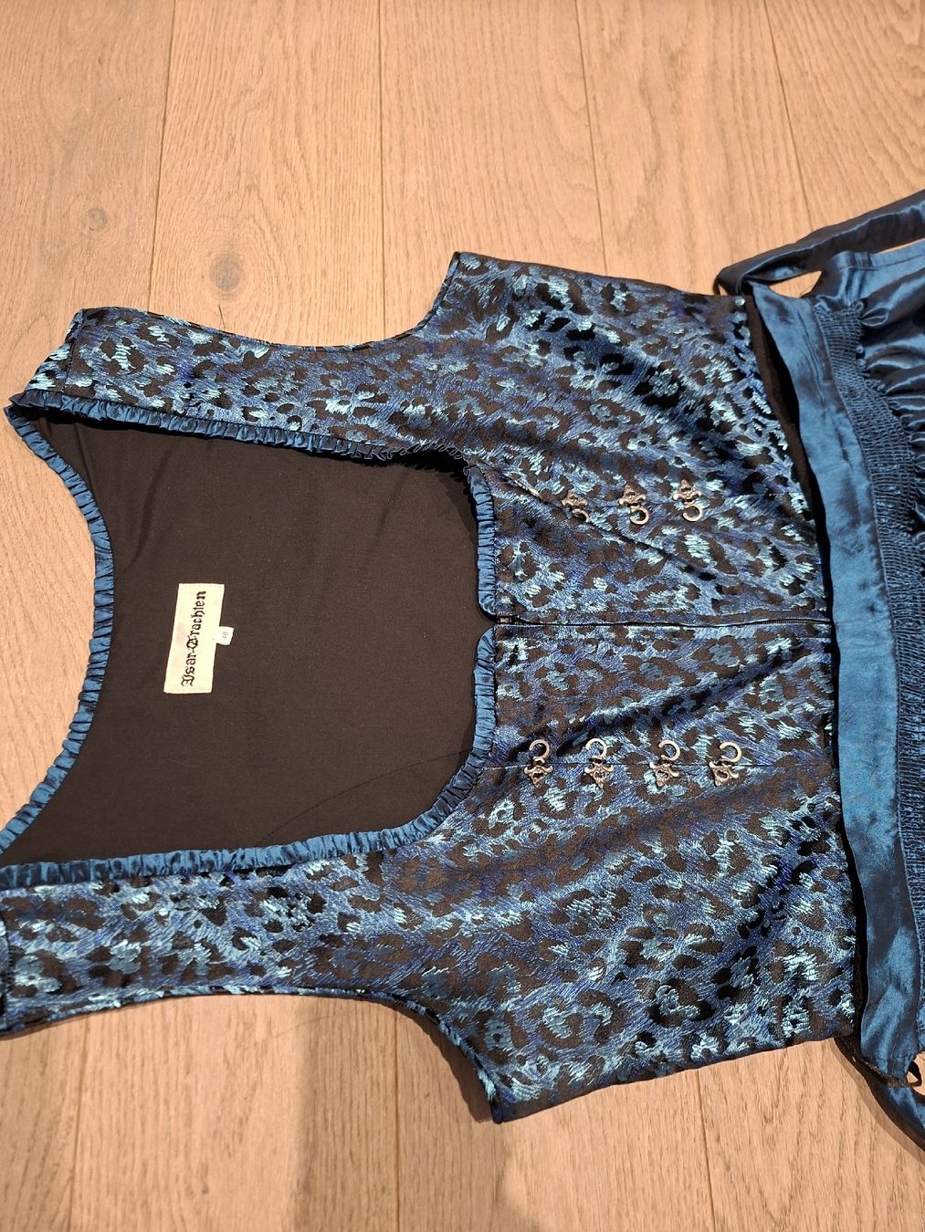 Costumes: Dirndl Leoprint blau 46 – Neuf (Voir description) à Meinisberg par Destiny1972 2