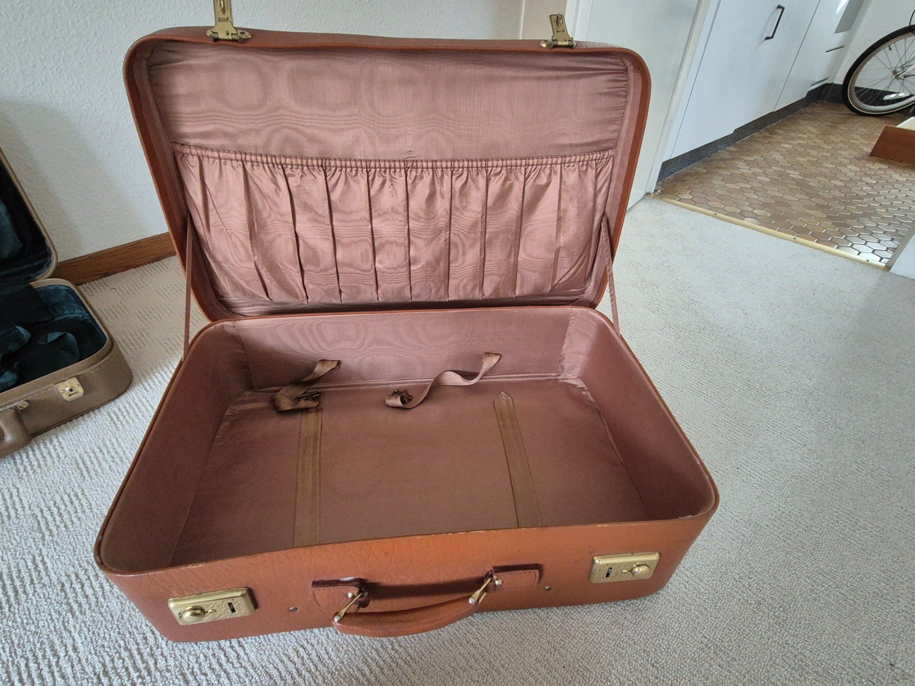 Valigie: Retro Koffer rehbraun – Usato da Winterthur venduto da Sarafina66 2