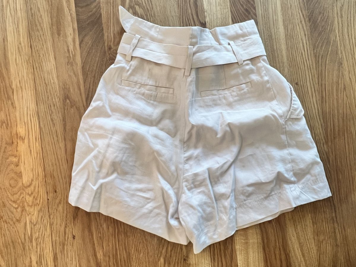 H&M Pantaloni: H&M Shorts, Creme/Beige, Gr. 34 – Nuovo (secondo la descrizione) da Zürich venduto da len_2rmp 1