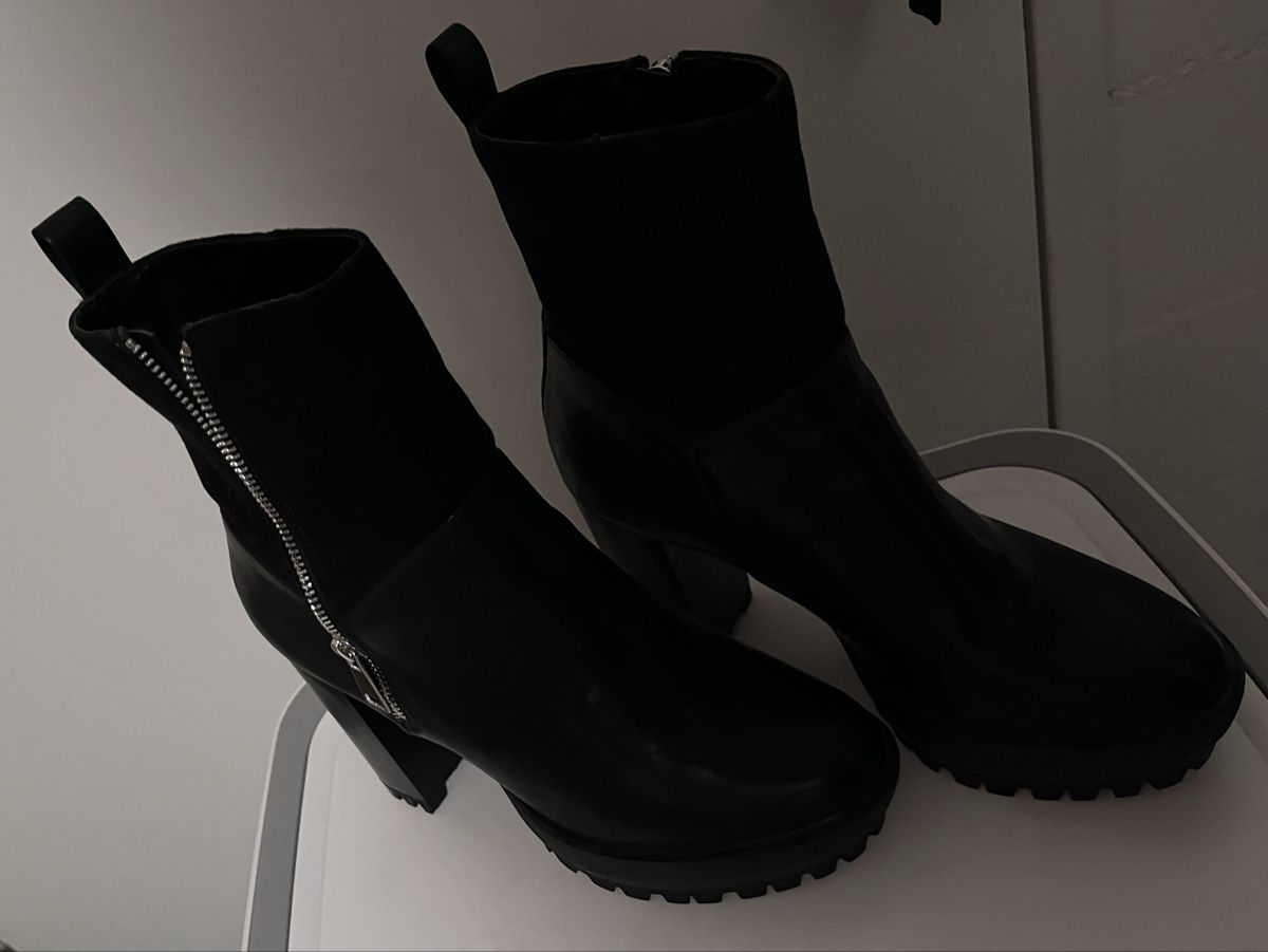 Scarpe da donna: Schwarze Boots mit Absatz Gr. 40 – Nuovo (secondo la descrizione) da Egliswil venduto da cx.cx 1