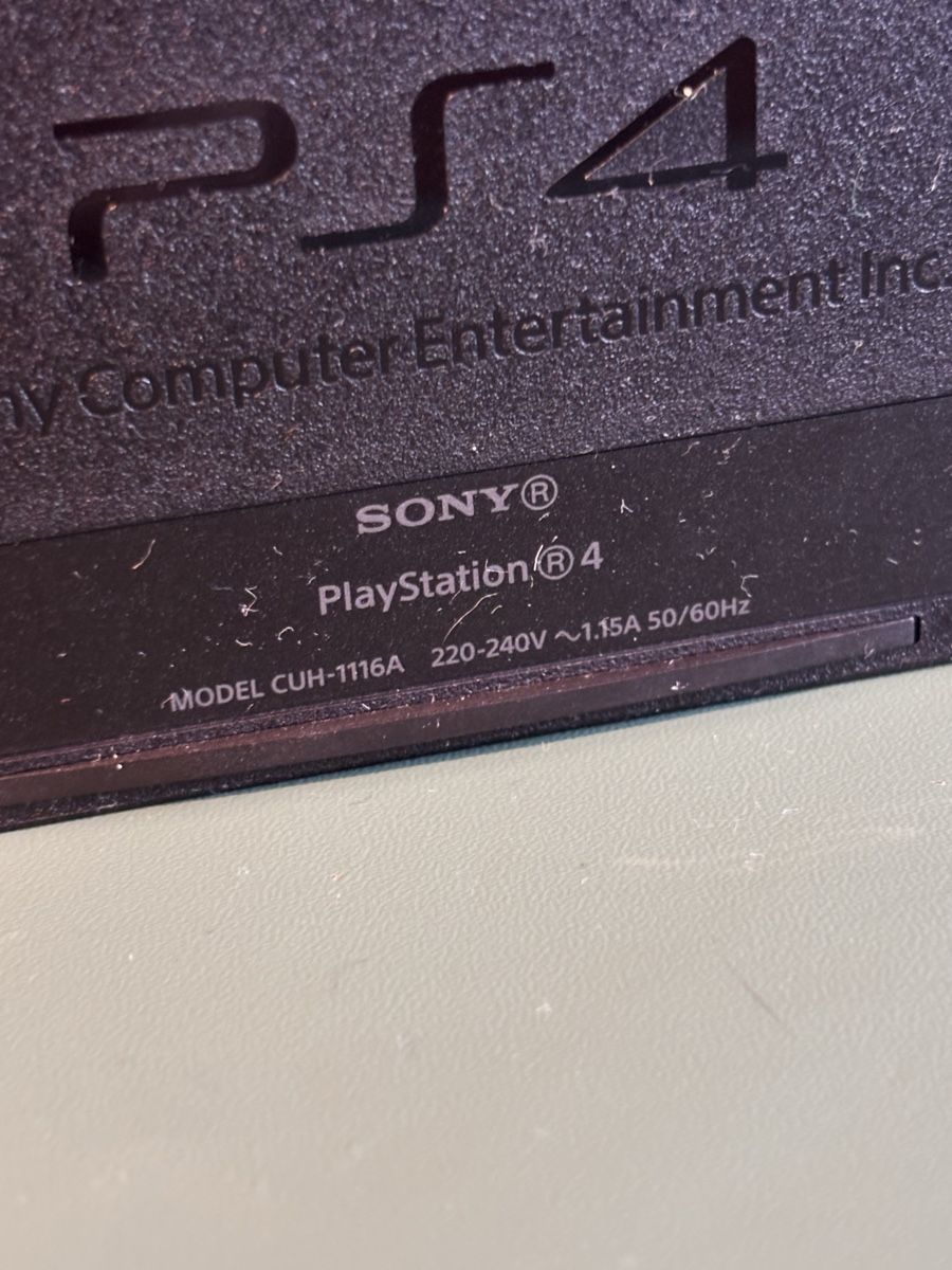 Sony Consoles: PS4 Konsole und 3 Spiele – D'occasion à Kriessern par chickenugget8080 2