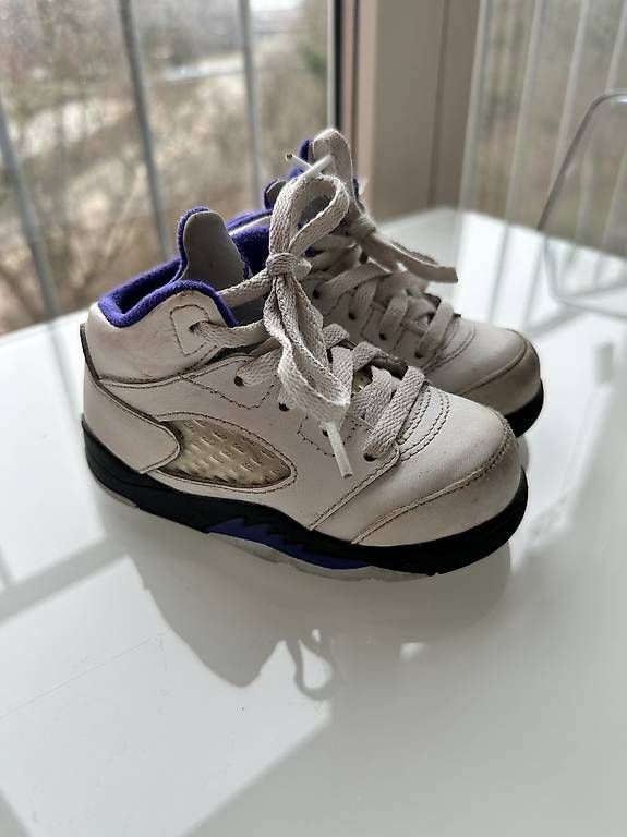 Schuhe für Jungen: Jordan Schuhe gr22 – Gebraucht aus Muttenz von emyvogel