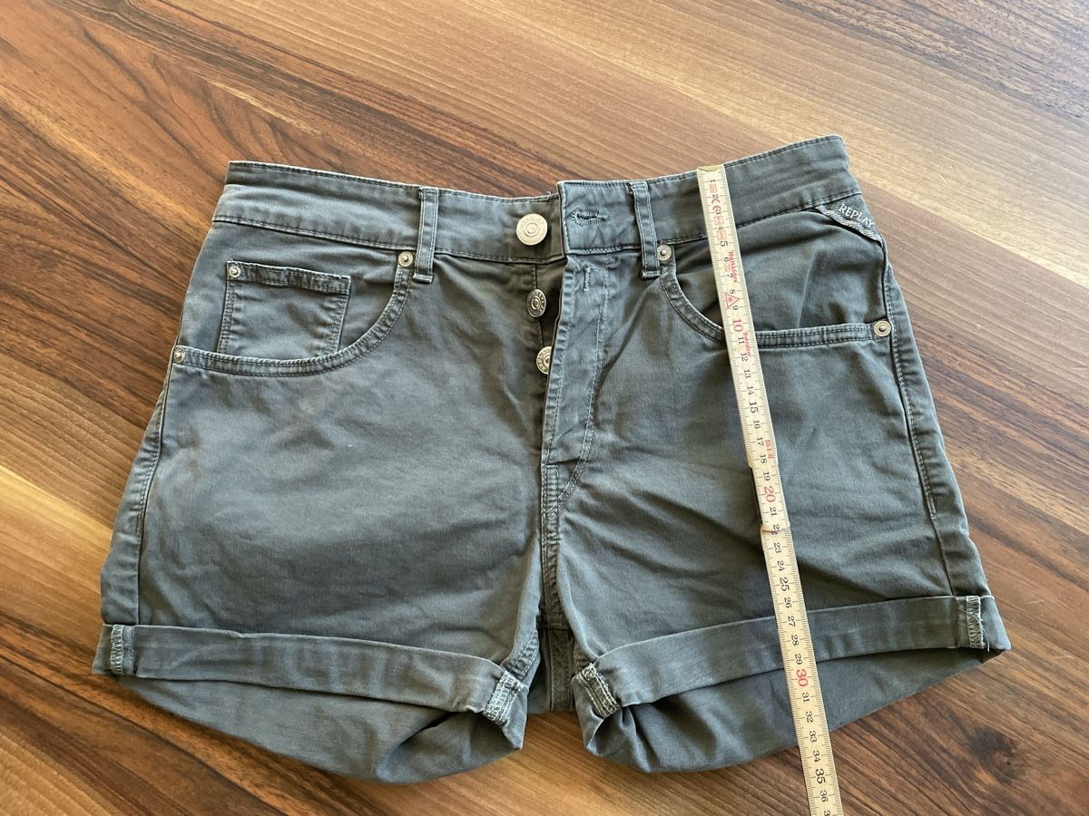 Replay Pantaloni: Graue Shorts Replay 27 – Usato da Basel venduto da pilzliii 1