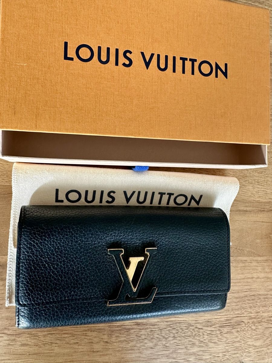 Louis Vuitton Portamonete: Louis Vuitton LV Capucines Geldbörse Schwarz – Usato da Fribourg venduto da contessa 1