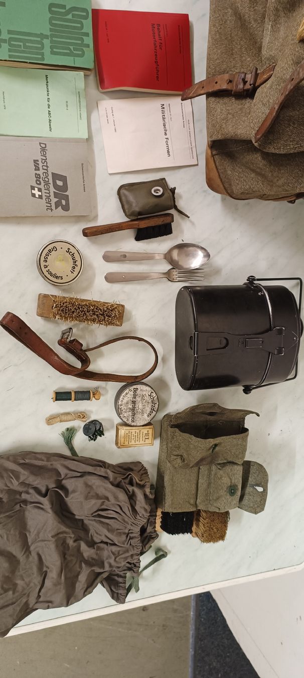 Schweizer Armee Zaini: Schweizer Militär Rucksack & Zubehör Set  – Usato da Pfäffikon ZH venduto da K-V-M 5