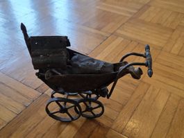 Antiker Puppenwagen aus Metall Kunst Figur