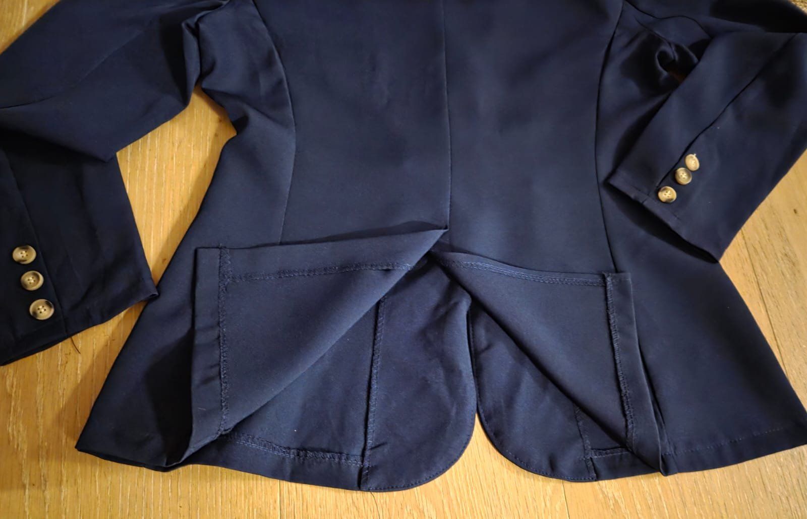 Completi & Tailleur: Tailleur pantalon et blazer bleu – Usato da Begnins venduto da IlikeHiPhi 6