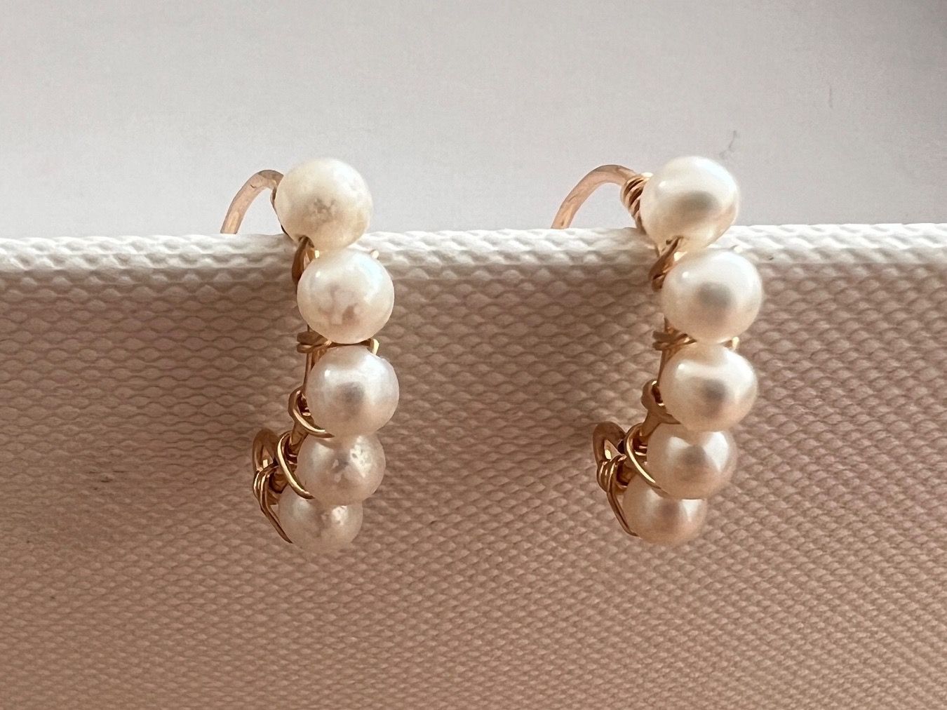 Orecchini pendenti & Orecchini a lobo: Pearl stud earrings – Nuovo (secondo la descrizione) da Genève venduto da Ballpencase 1