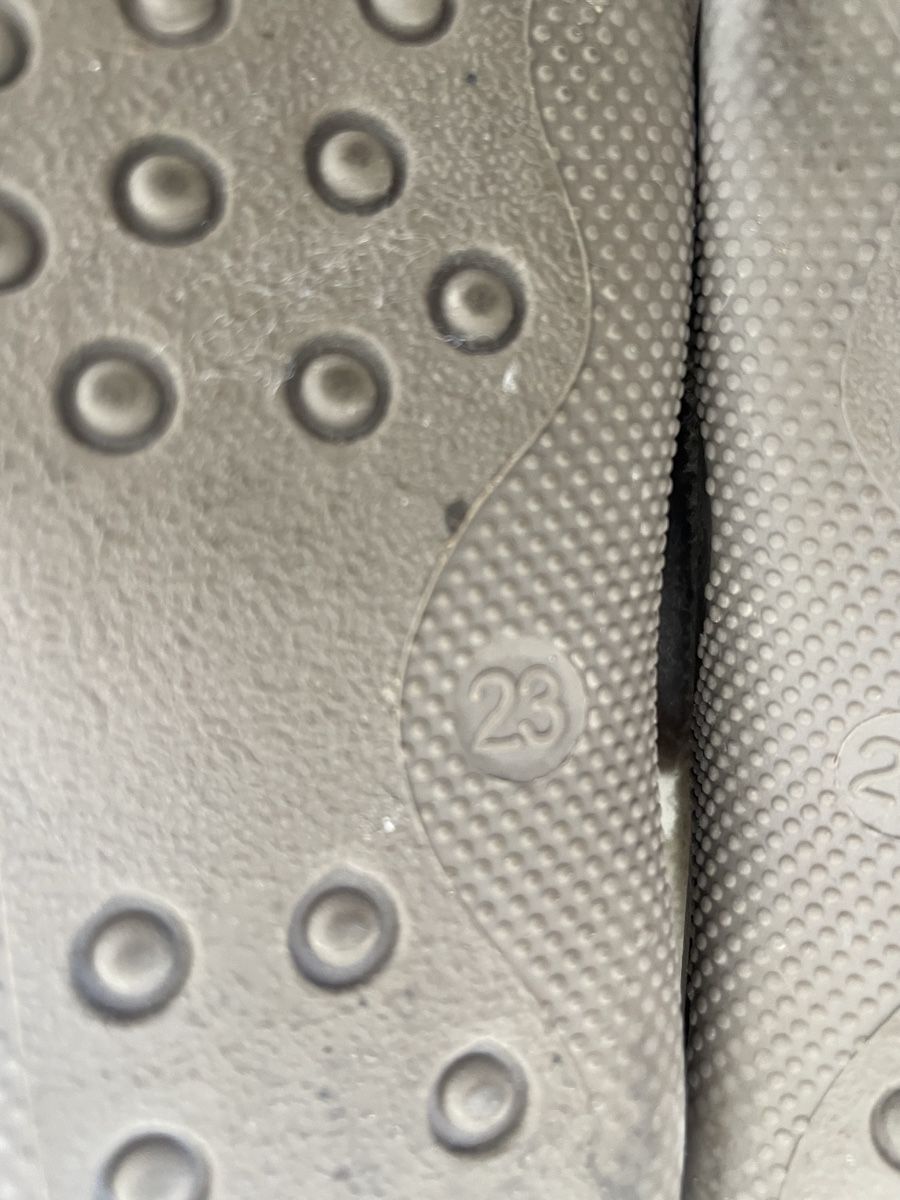 Scarpe per ragazzi: Kinder Hausschuhe Gr 23 – Usato da Rüti ZH venduto da kar_xx9l 2