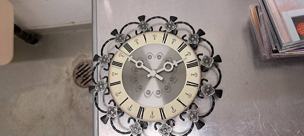 Orologi da terra & Orologi da parete: Wanduhr – Usato da Affoltern am Albis venduto da Magicballoon