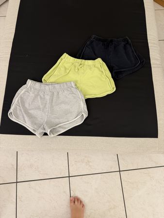 Lot de 3 shorts filles 140 gris, jaune, noir.