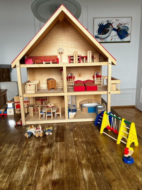 Grosses Puppenhaus aus Holz mit Möbel und Puppen Kaufen auf Ricardo