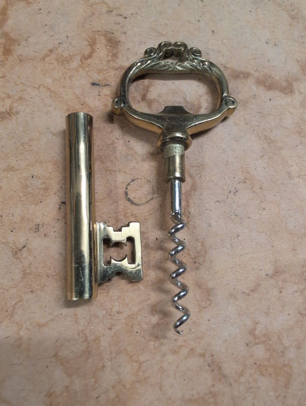 Apribottiglie & Tappi per chiusura: tire bouchon en forme de clef – Usato da CORMINBOEUF venduto da savaja