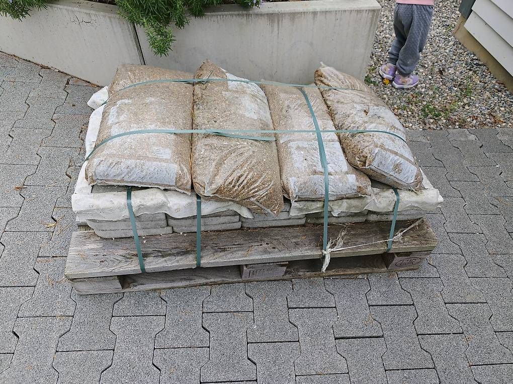 Steine & Dachziegeln: Rasenkantensteine und Kies – Gebraucht aus Hausen AG von Philippu 3
