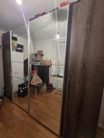 Gut erhaltene Kleiderschrank mit Spiegel Türen