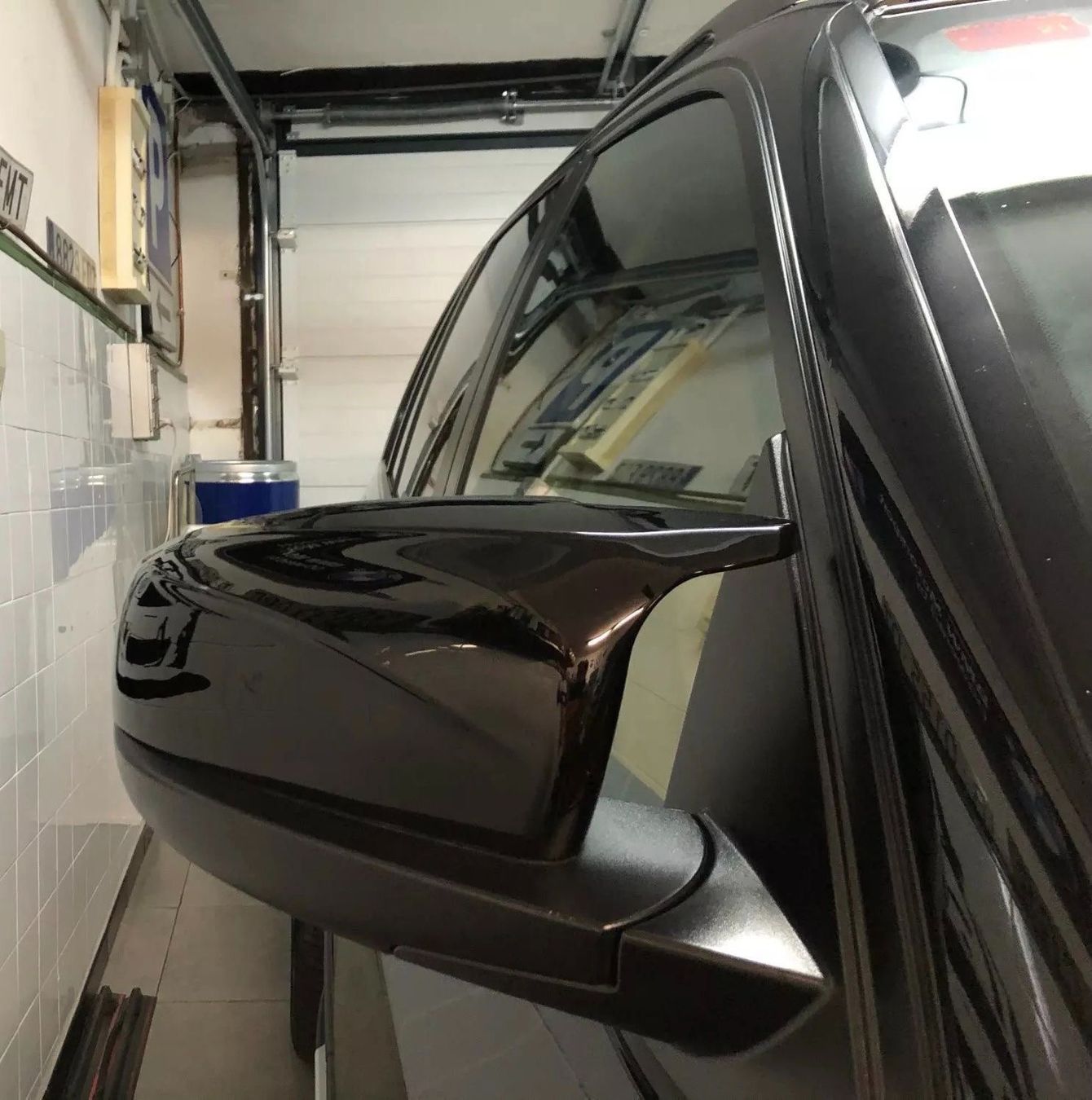 Tutti pezzi di ricambio auto: BMW E70 E71 Schwarz Glanz Spiegelkappen – Nuovo e nell'imballaggio originale da Volketswil venduto da Willis-Autoteile