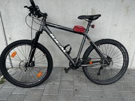 Offroad Velo mit Helm