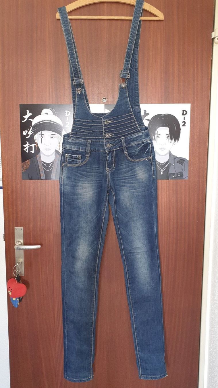 Jeans: Latzhose, elastisch, enger Sitz, Gr. 34 – Usato da Biel/Bienne venduto da szundel