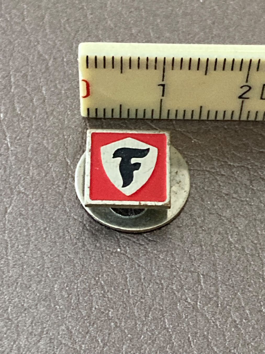 Placchette & Badge: Firestone Knopfloch Pin – Usato da Horw venduto da adler65 4