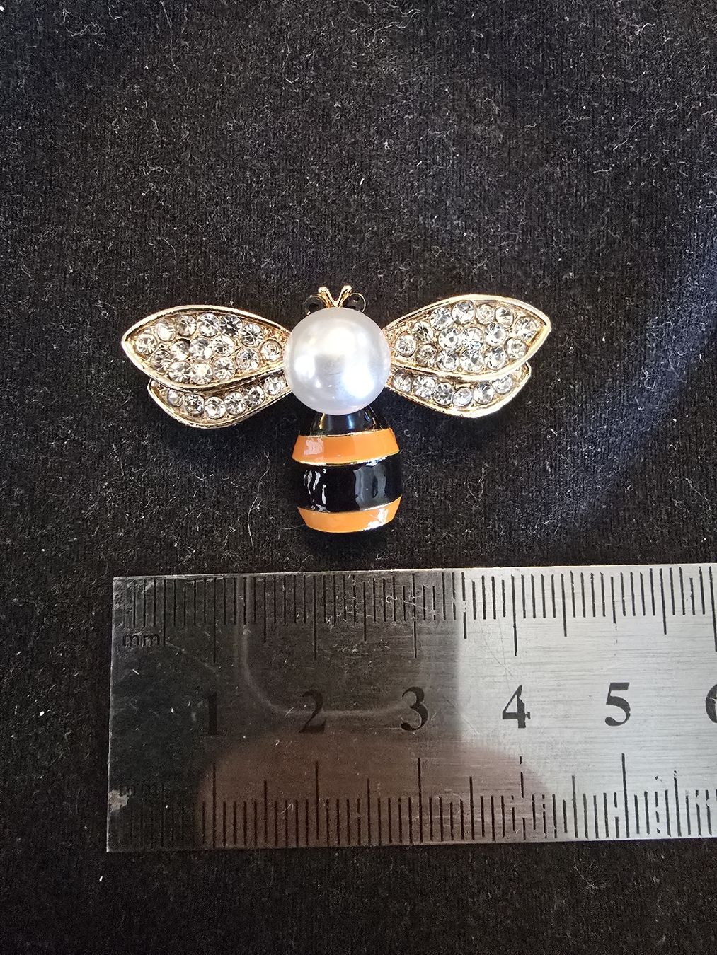 Spille & Fermagli: Broche style Gucci en métal doré  – Usato da Satigny venduto da Baazarbaron 2