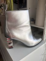 Karl Lagerfeld Silber Stiefeletten Gr. 41 / Designer-Absatz