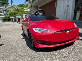 Roter Tesla Model S Kinderauto - Sommer Spass!