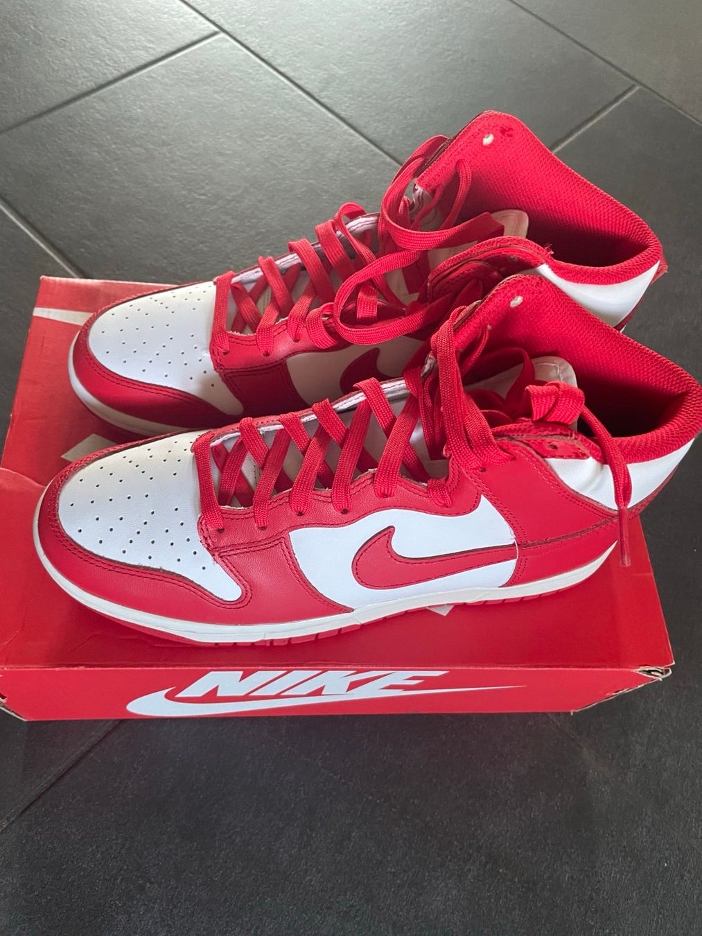 Nike Scarpe da uomo: Nike Dunk High Retro White / University Red Gr. 42.5 – Nuovo (secondo la descrizione) da Bonstetten venduto da thomaszh01 4