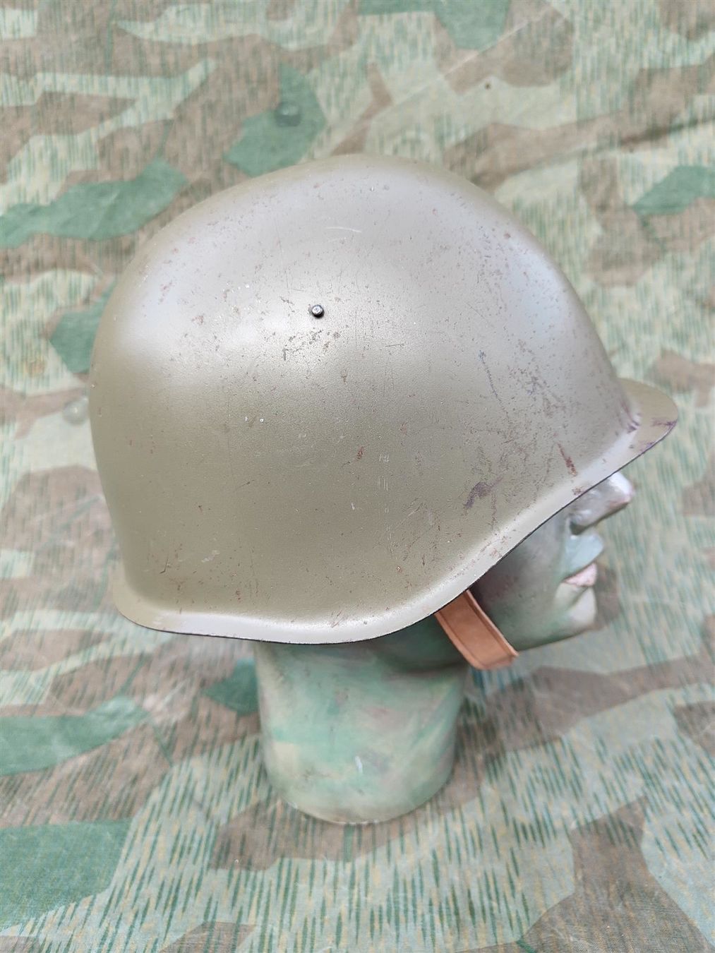 Schweizer Armee Uniformi & Effetti personali: Stahlhelm M53, Variante 1 – Usato da Bauma venduto da SwissMilitaria 4