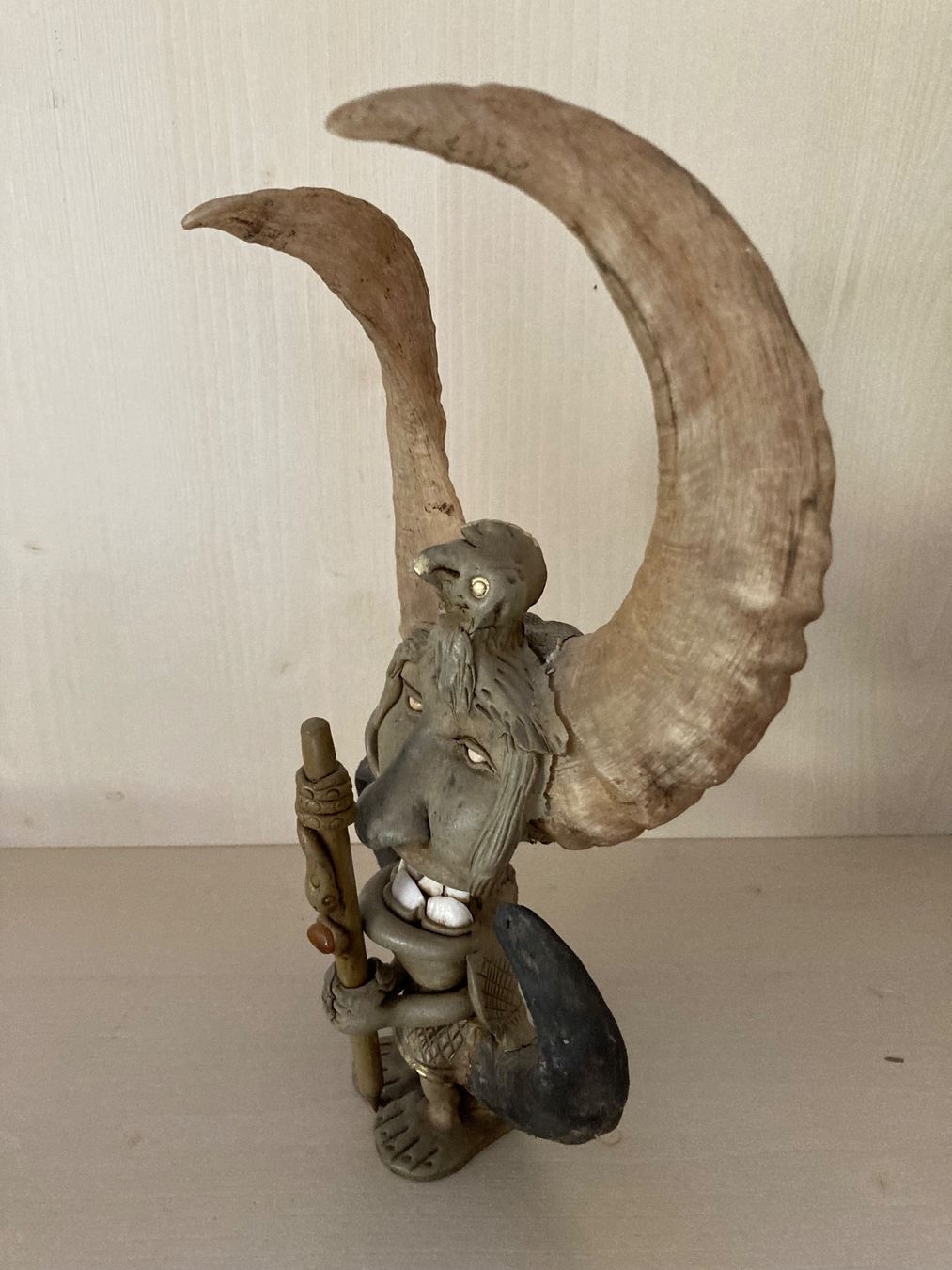 Statuette: Keramikfigur echte Hörner, Zähne, Messer – Usato da Bolligen venduto da abara1 2