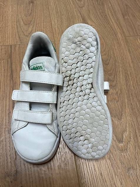 Chaussures garçon: Turnschuh von Adidas Gr. 32 – D'occasion à Pfäffikon Sz par alar 2