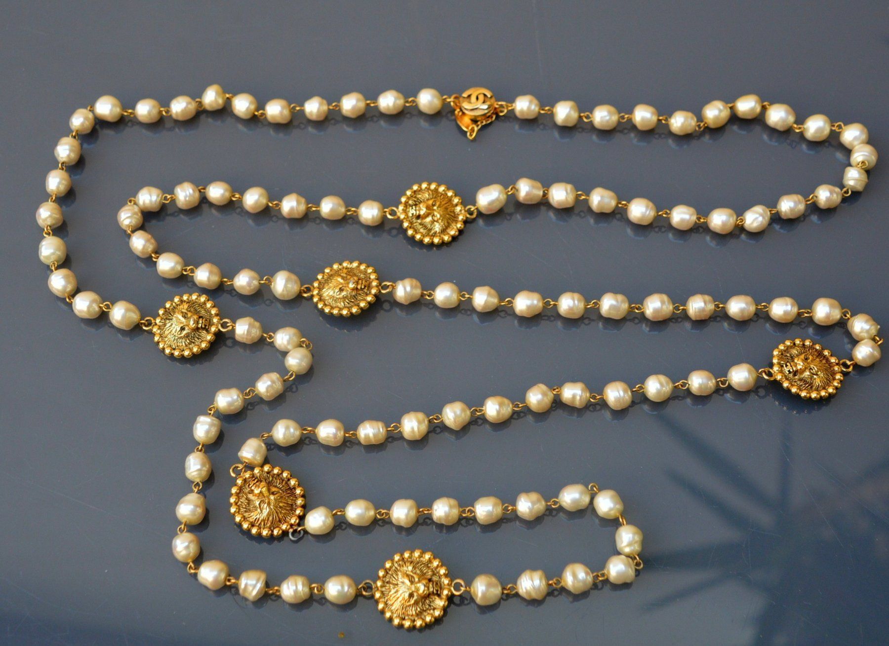 Chanel Catenine: Perlenkette CHANEL collier de perles – Usato da Collonges venduto da Auganien