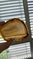 Tranche d'Agate teintée ambre/doré – bord brut