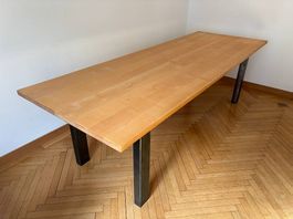 Selbst designter Esstisch; Massivholzplatte + Metallgestell
