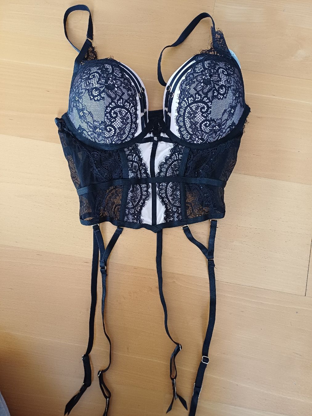 Altra biancheria intima: Schwarzer Spitzen-BH mit Trägern, Gr. 80D, neu – Nuovo (secondo la descrizione) da Wangs venduto da Sarahklarah