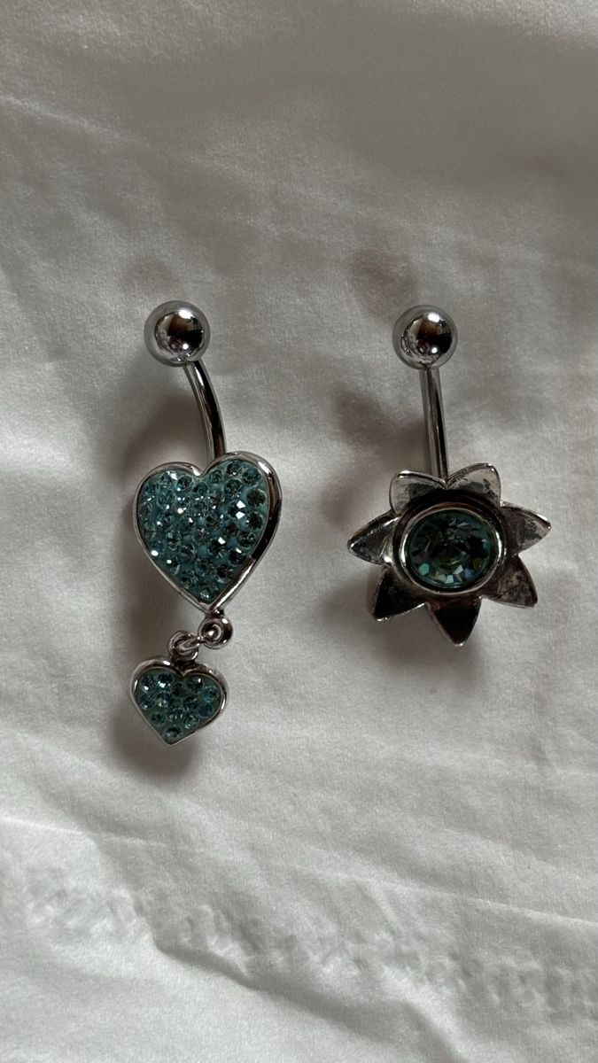 Gioielli per piercing: Zwei Bauchnabelpiercings, mit blauen Strasssteinen – Nuovo (secondo la descrizione) da Roggwil BE venduto da R..