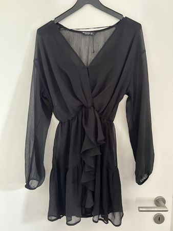 Kleid Stradivarius schwarz Grösse S mit Etikett