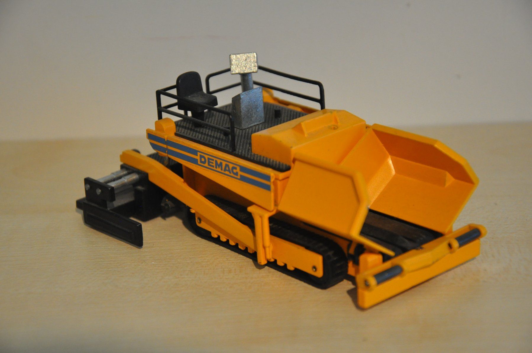 Demag Kit di modellismo & Modellini statici: DEMAG DF 120 Einbaumaschine – Difettoso da Mitlödi venduto da worker04 3