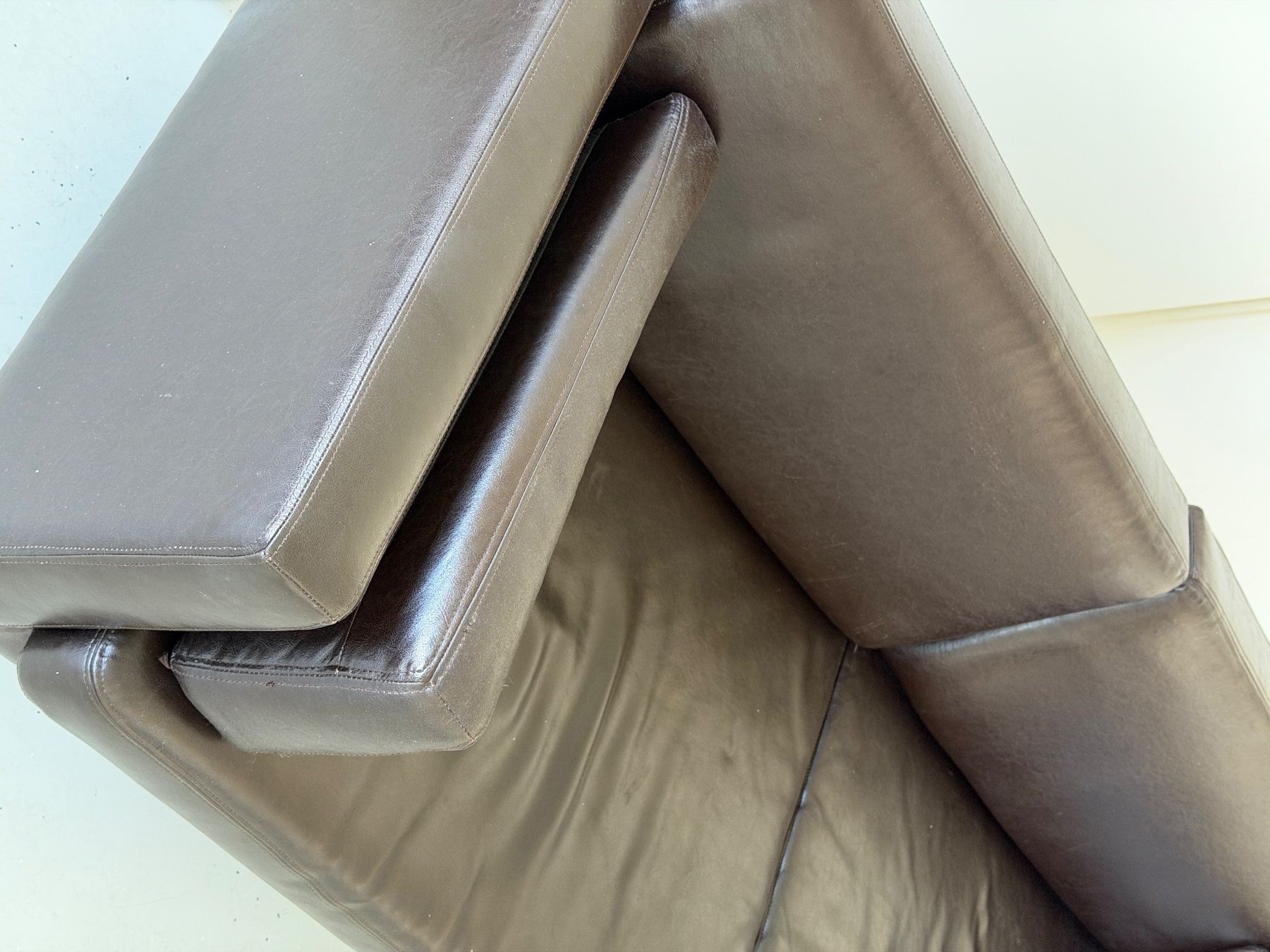 Sofas: Canapé en cuir véritable – D'occasion à Le Lignon par EAS 1