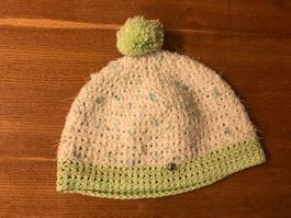 Beanie / Mütze gehäckelt Umfang 58cm hellgrün / weiss