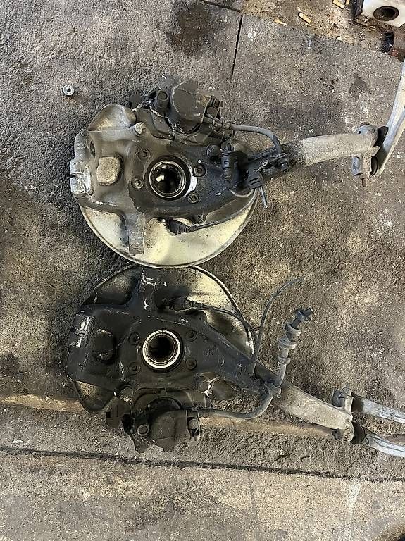 Tutti pezzi di ricambio auto: audi a4 b8 achsschenkel – Usato da flühli venduto da squ_fn8p 1