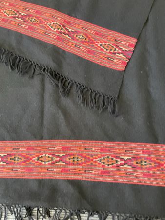 Châle en laine d'agneau noire — Motif ethnique Kullu