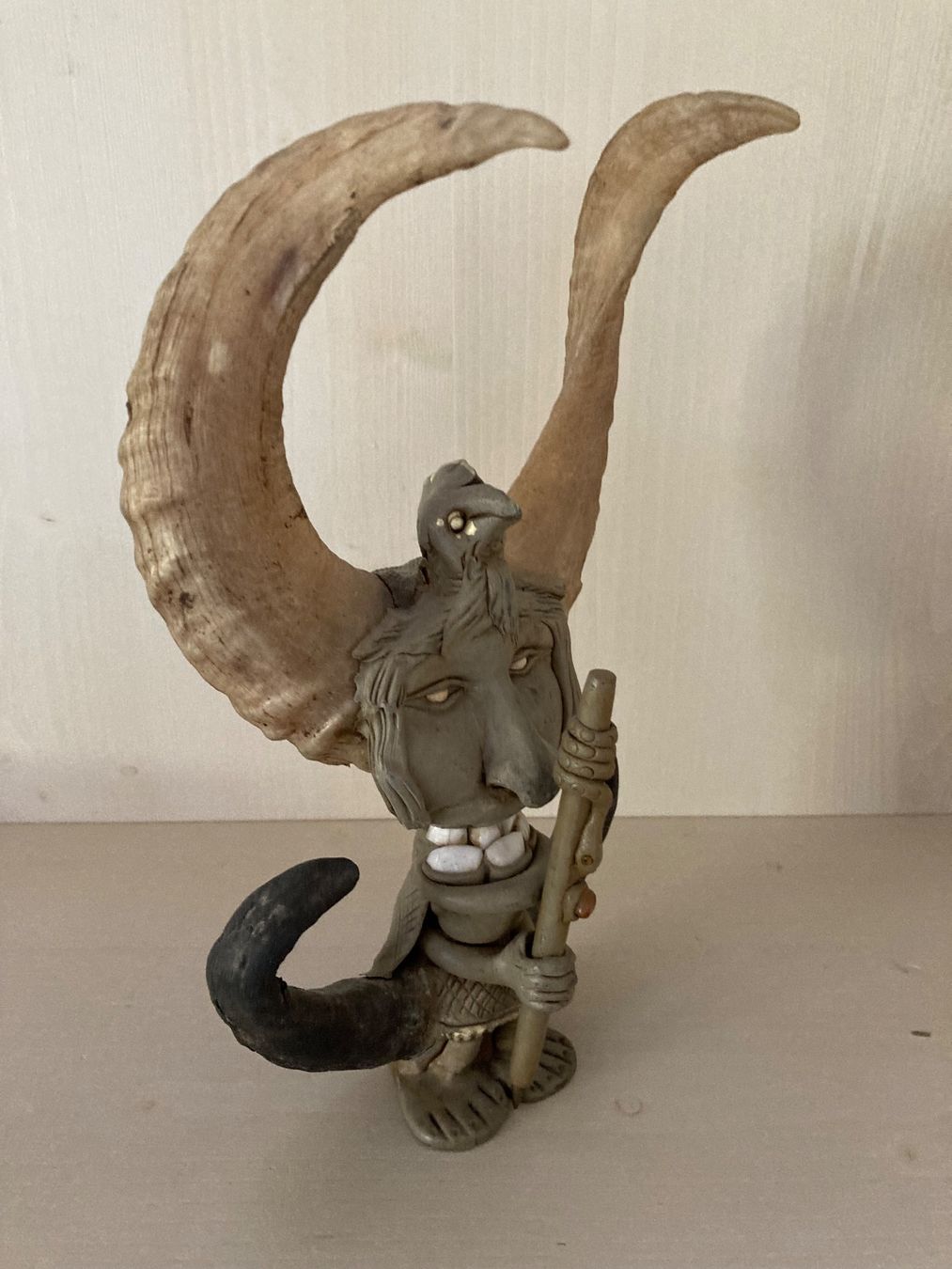 Statuette: Keramikfigur echte Hörner, Zähne, Messer – Usato da Bolligen venduto da abara1 1