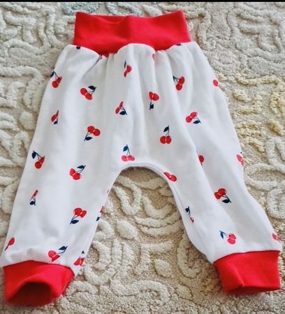 Süsse Baby Pumphose Kirschen / Grösse 56