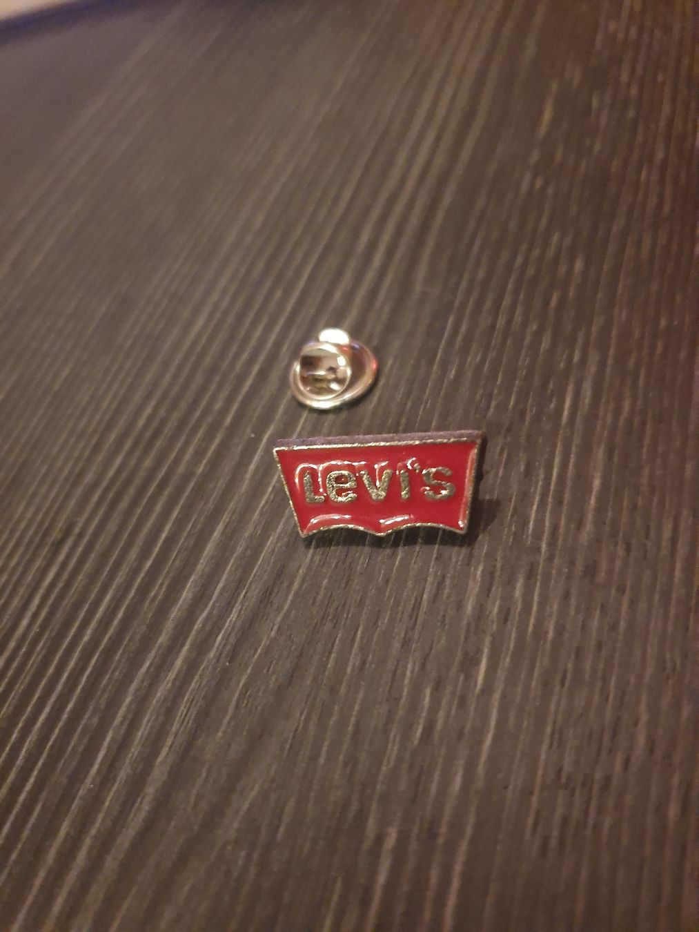 Placchette & Badge: Pin Lewis – Usato da Thun venduto da Kissthis