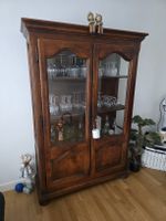 Vitrine Holz massiv braun mit Glastüren, Französische Erle