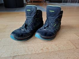 Wanderschuhe LOWA schwarz mit mintfarbigen Streifen