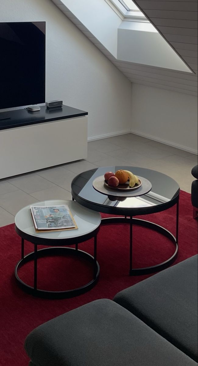Set de table et chaises: Salontisch 2er Set mit Glasplatten – D'occasion à Kaltbrunn par Xirallic 1