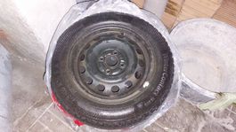 4 pneus hiver Continental 175/65 R14, avec jantes en option.