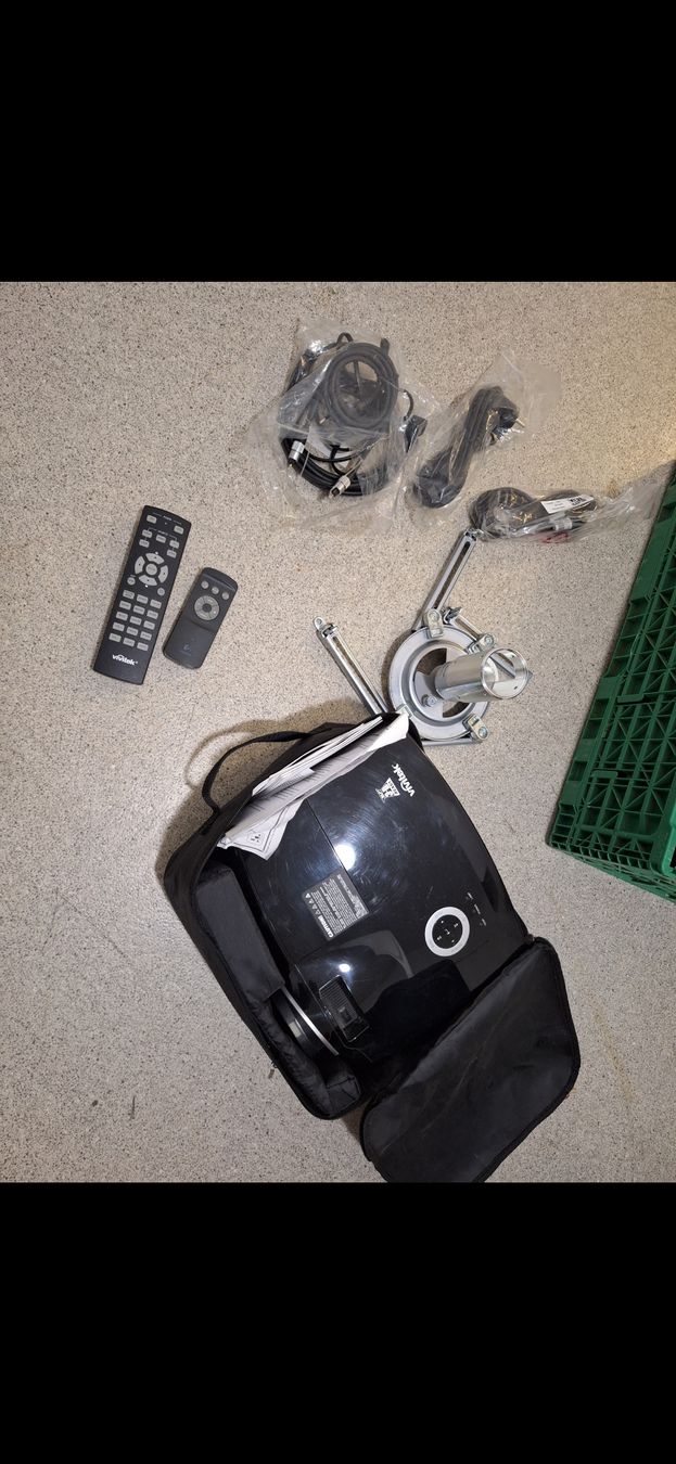 Heimkino: Beamer & Dolby Surround System – Gebraucht aus Gelterkinden von Jessyk94