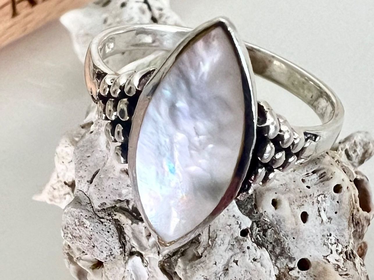 Ringe: Vintage Silberring 925 mit schimmerndem Perlmutt-Schiffchen – Gebraucht aus Ruswil von artbyhand 1